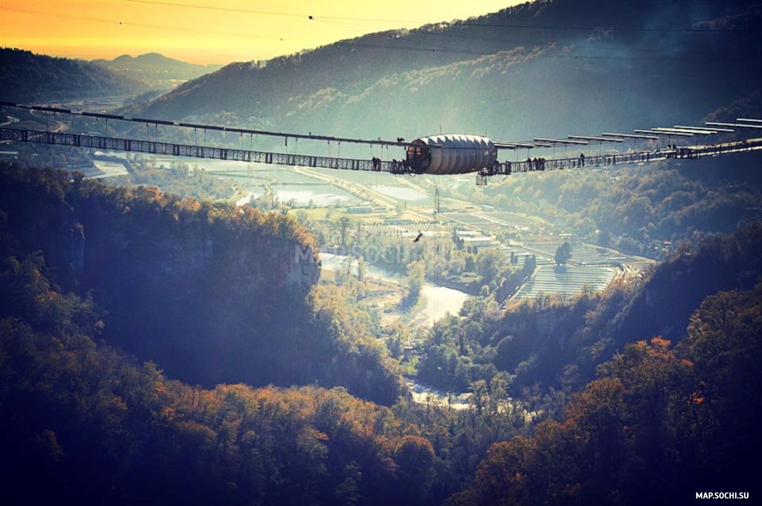 SkyBridge (СкайБридж, самый длинный пешеходный мост в мире), Современные, Достопримечательности, Цветные