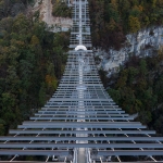 SkyBridge (СкайБридж, самый длинный пешеходный мост в мире), Современные, Достопримечательности, Цветные