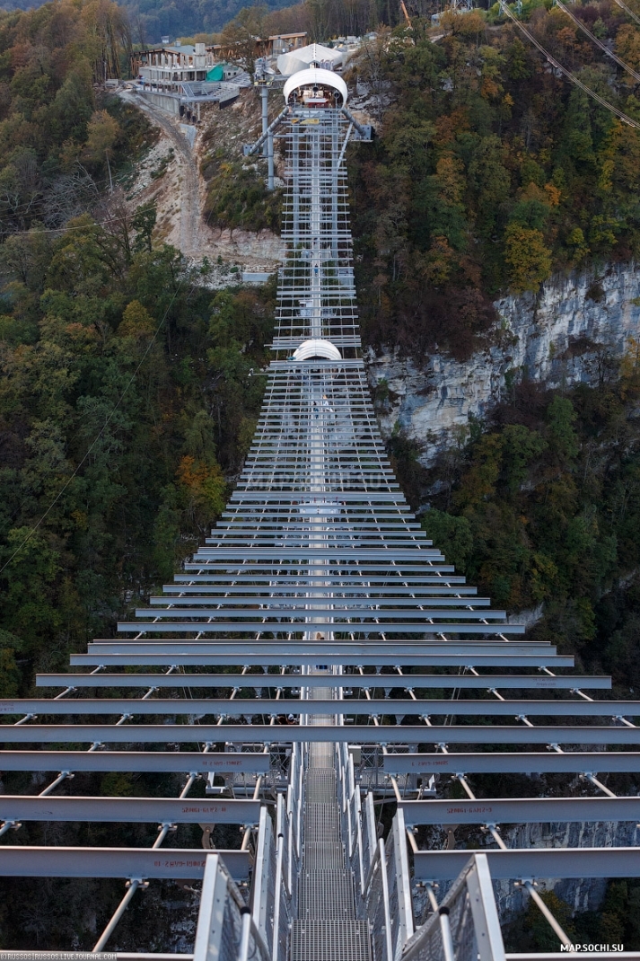 SkyBridge (СкайБридж, самый длинный пешеходный мост в мире), Современные, Достопримечательности, Цветные