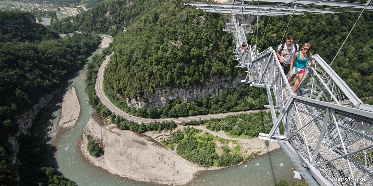 SkyBridge (СкайБридж, самый длинный пешеходный мост в мире), Современные, Достопримечательности, Цветные