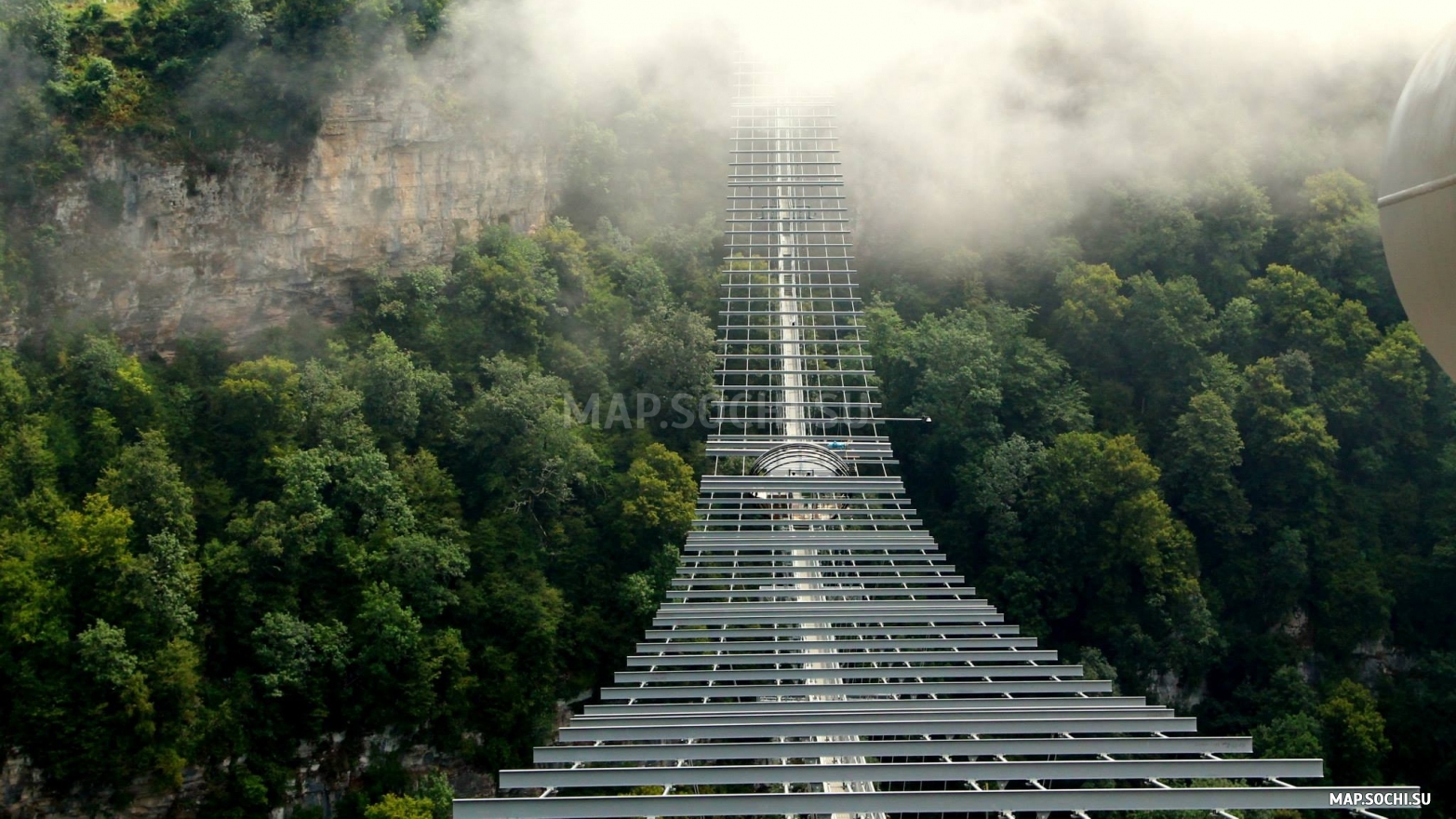 SkyBridge (СкайБридж, самый длинный пешеходный мост в мире), Современные, Достопримечательности, Цветные