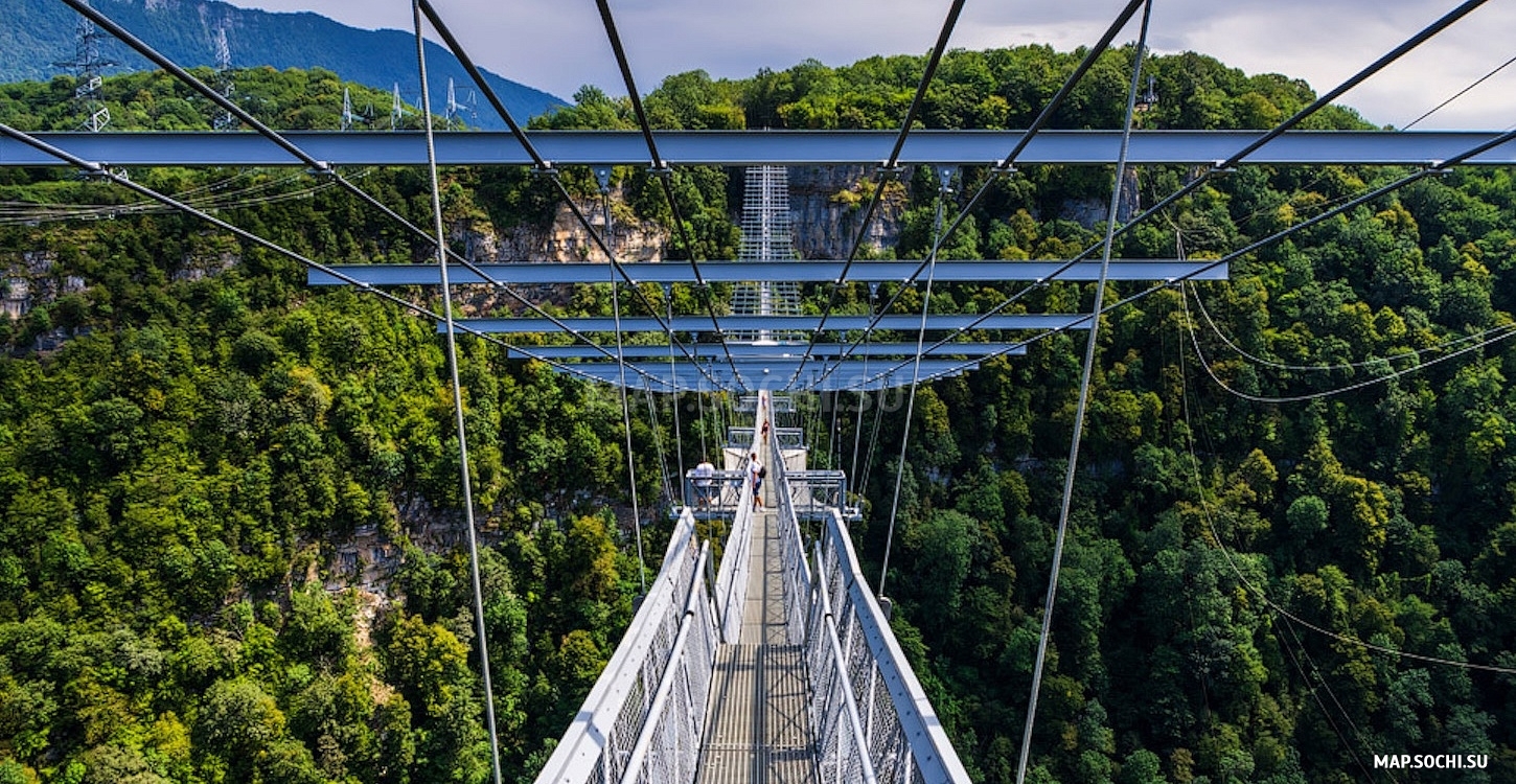 SkyBridge (СкайБридж, самый длинный пешеходный мост в мире), Современные, Достопримечательности, Цветные