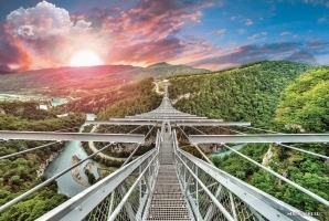 SkyBridge (СкайБридж, самый длинный пешеходный мост в мире)