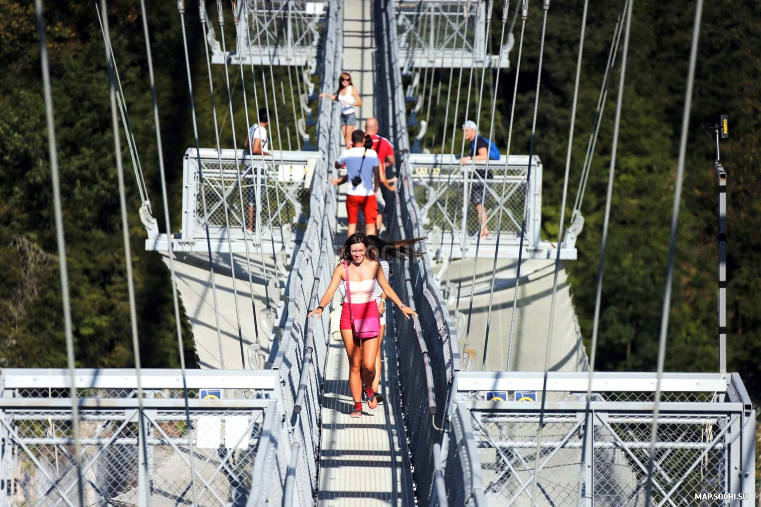 SkyBridge (СкайБридж, самый длинный пешеходный мост в мире), Современные, Достопримечательности, Цветные