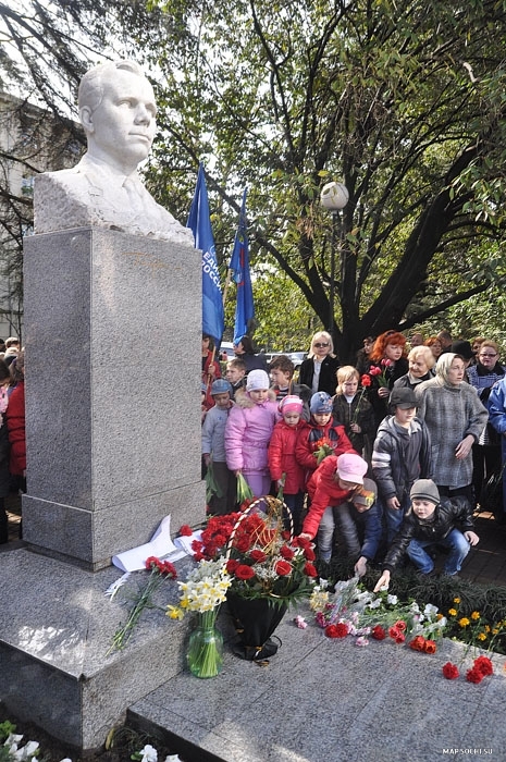 Памятник Юрию Гагарину, Современные, Достопримечательности, Цветные
