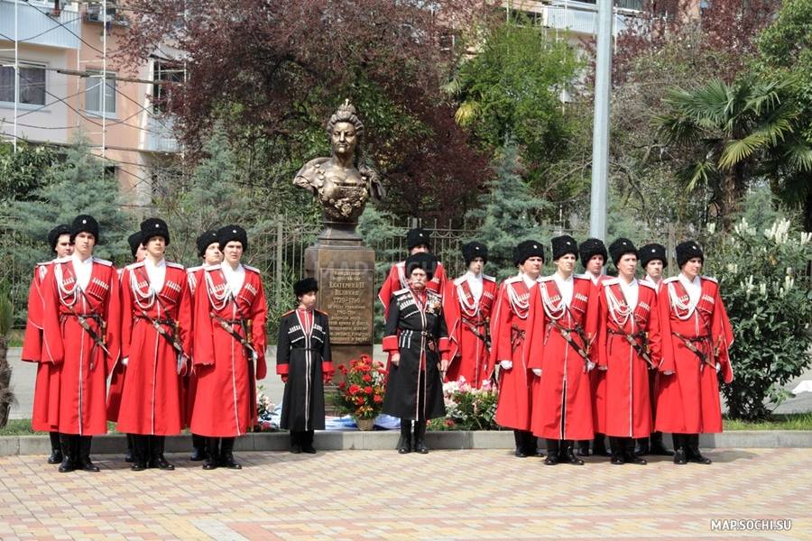 Памятник Екатерине II, Современные, Достопримечательности, Цветные