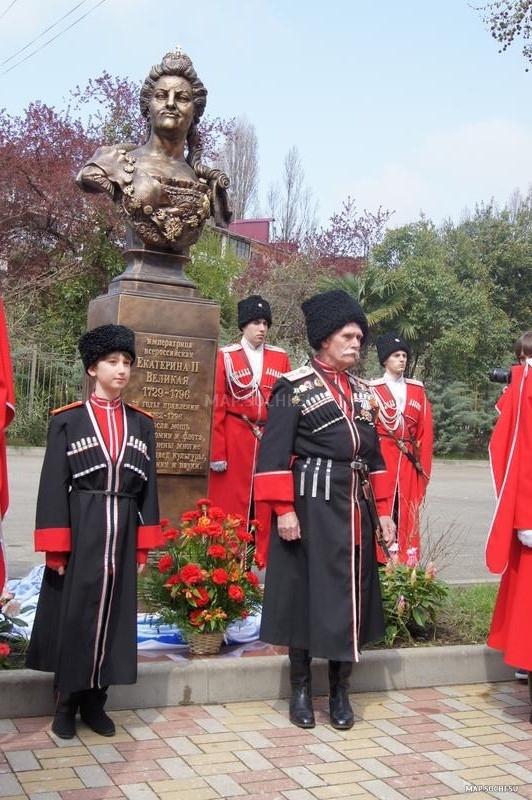 Памятник Екатерине II, Современные, Достопримечательности, Цветные