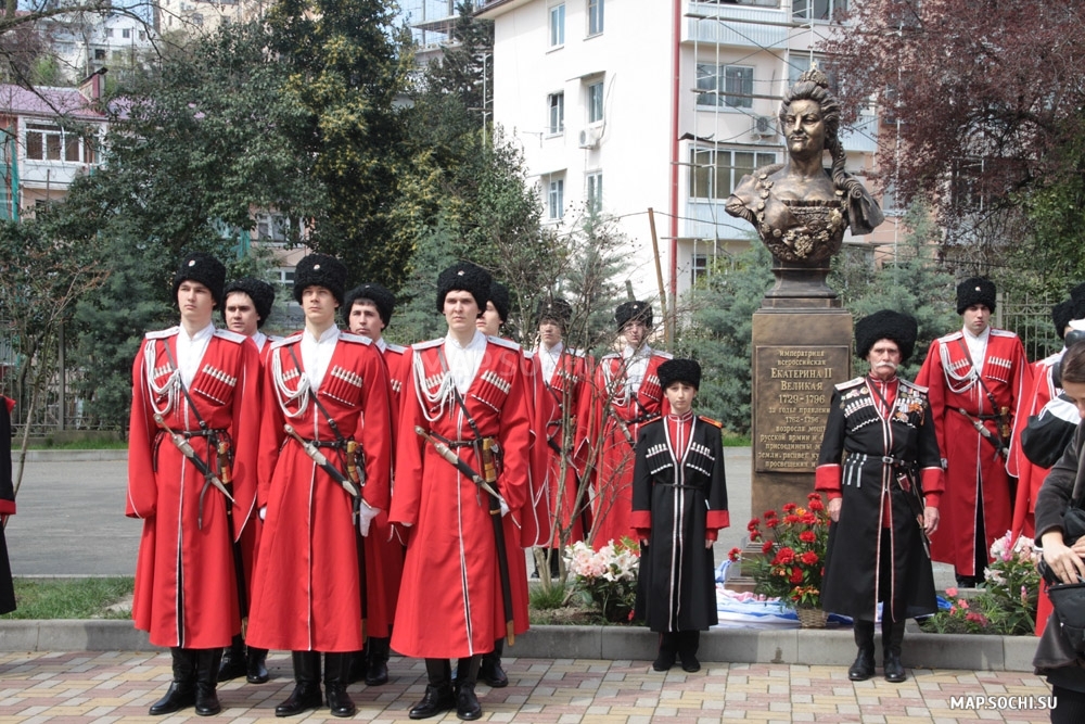 Памятник Екатерине II, Современные, Достопримечательности, Цветные