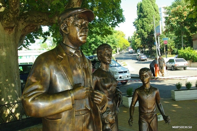 Памятник семье Горбункова, Современные, Достопримечательности, Цветные