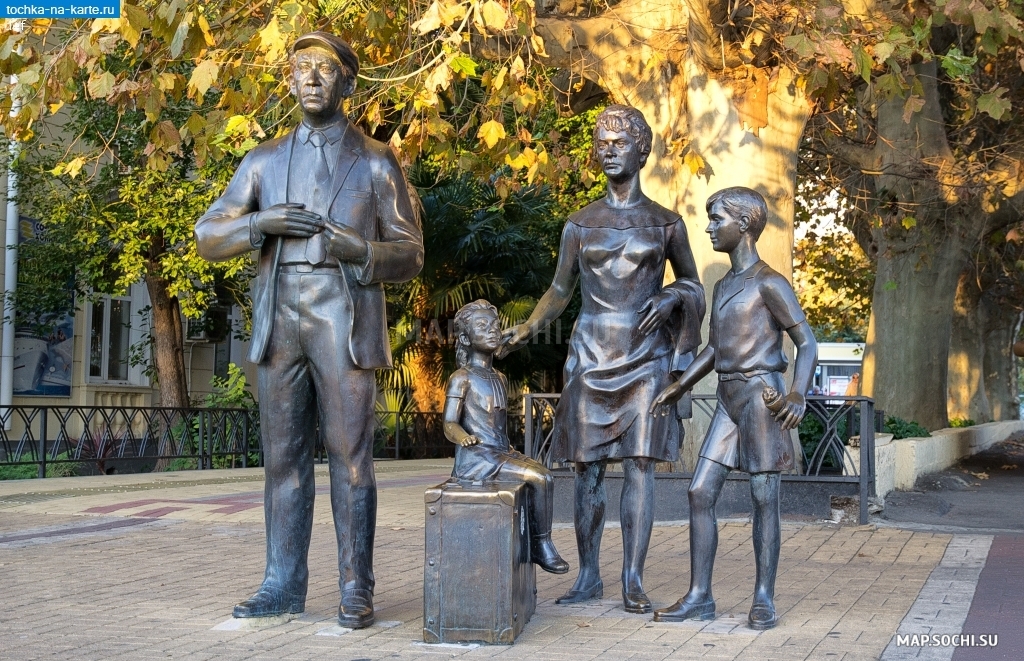 Памятник семье Горбункова, Современные, Достопримечательности, Цветные