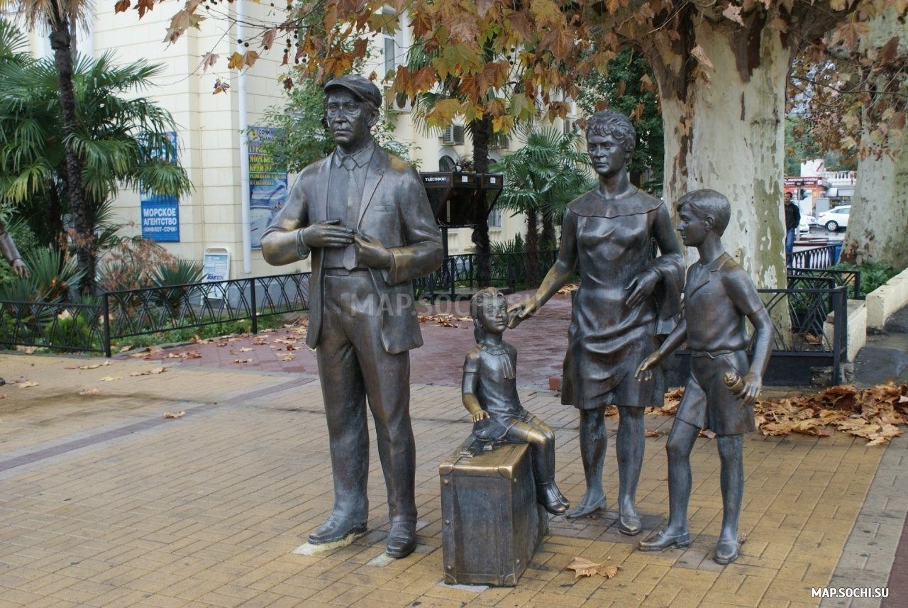 Памятник семье Горбункова, Современные, Достопримечательности, Цветные