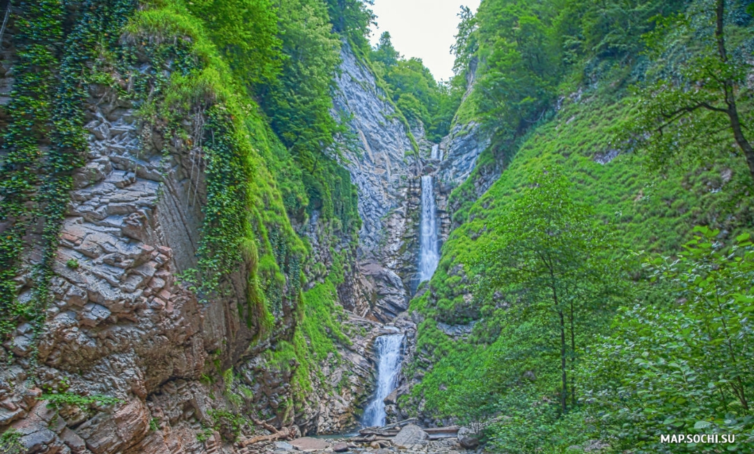 Водопад Безымянный, Современные, Достопримечательности, Цветные